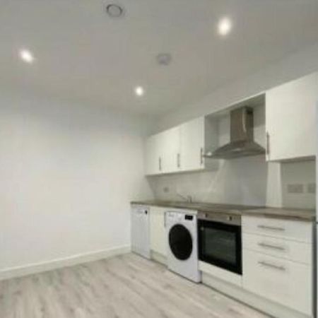A Beautifully Furnished Master Bedroom In A Shared Apartment Aylesbury  Ngoại thất bức ảnh