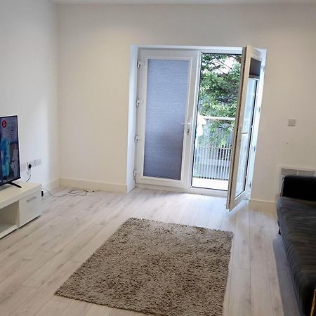 A Beautifully Furnished Master Bedroom In A Shared Apartment Aylesbury  Ngoại thất bức ảnh