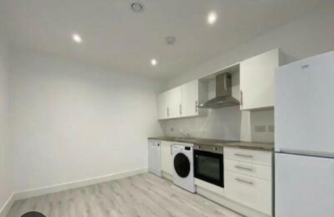 A Beautifully Furnished Master Bedroom In A Shared Apartment Aylesbury  Ngoại thất bức ảnh